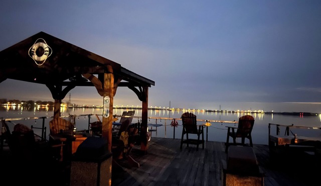 Perfect 2-bedroom water front cottage with Boat docks, west side of Sandusky in Sandusky