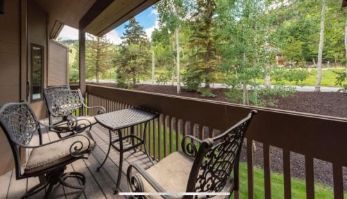 Perfect Summer Getaway! DV Lakeside Villa Spectacular Mtn Views with Pool and Hot Tub in Park City