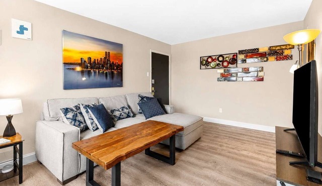 Pet-Friendly 1BR · Tower Grove · Free Parking + Laundry in St. Louis