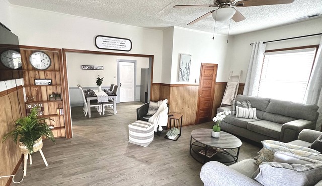 Pet friendly house with 3 king beds and fenced in back yard. in Alcoa