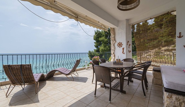 Poseidon Seafront Apartment by RentalsPro in Kassandra