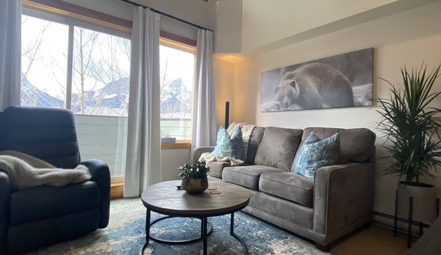 Premium MTViews! Alpine Loft Penthouse/Walkable Location/Parking/3 Hot Tubs/Pool in Canmore