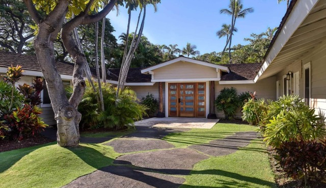 Private Beach House + Backyard, Patio, and Hot Tub in Lahaina
