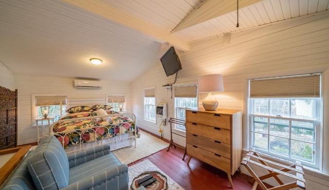 Private carriage house in heart of West Chester - walk to downtown and WCU in West Chester