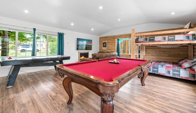Private HOT TUB!! Mountain Views. Close to LAKE and VILLAGE! in Big Bear City