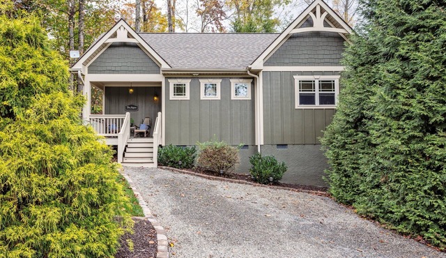 Private Hot Tub, Quiet Setting, Spotlessly Clean Cottage in Asheville