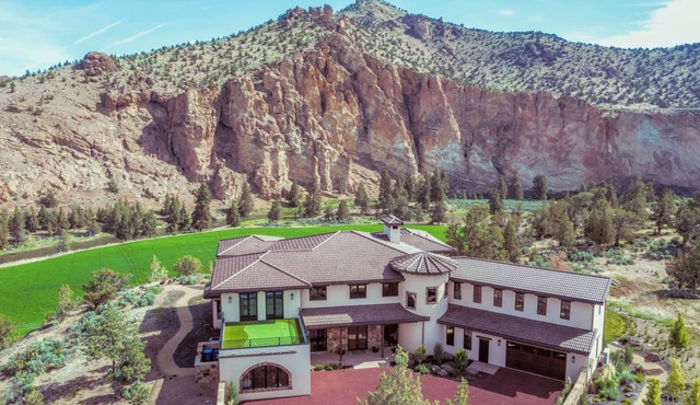 Private Luxury Home On Crooked River in Terrebonne