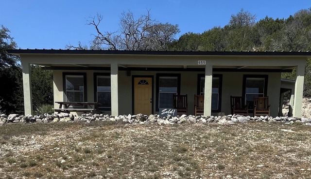 Private river access! Quiet, Peaceful.sleeps 6. amazing views. in Leakey