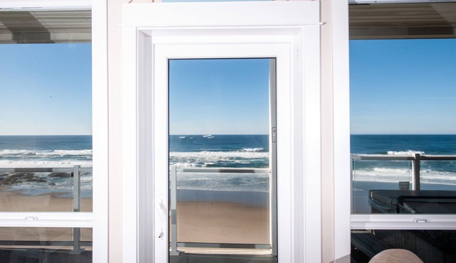 Promo! Third Floor Oceanfront Condo - Private Hot Tub, Free Wifi, Pool! in Lincoln City