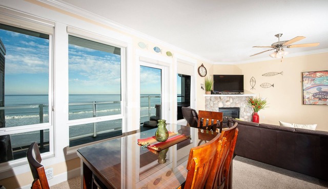 Promo! Top Floor Condo, Oceanfront, Private Hot Tub, Pool, Free Wifi and More! in Lincoln City