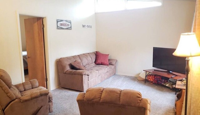 Quaint 3-bedroom house with AC in charming Dyer Close to Highways and Chicago in Dyer