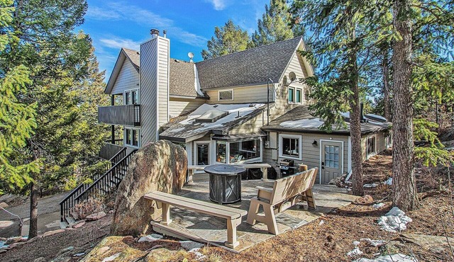 Red Rocks Retreat ~ Hot Tub, Game Room, Views, Privacy in Morrison