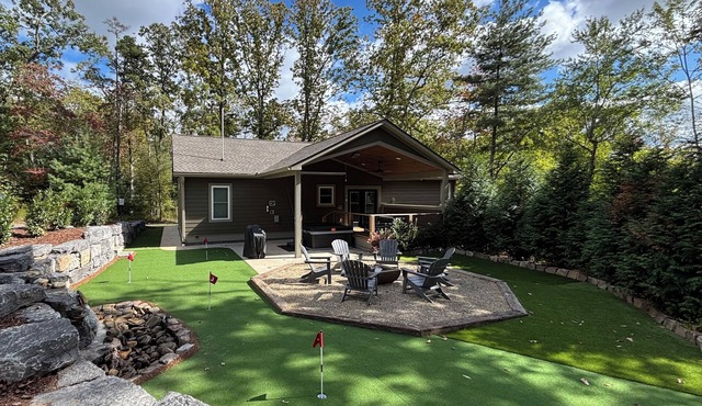 Reduced weekday stays! Putting green, hot tub & firepit! in Asheville