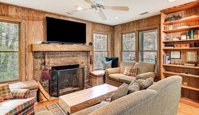Relax Creekside: Forest-View Gem in Marietta! in Marietta