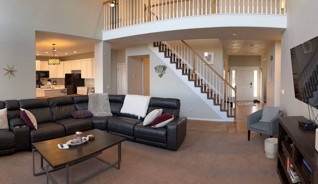 Relax with the whole family. Spacious home. Close to shopping and hiking trails in Centennial