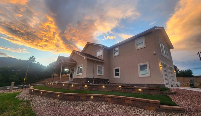 Relaxing Home away from home, 7 BRs/8 Beds/Sleeps14 in Colorado Springs