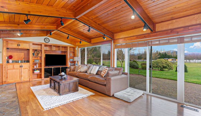 Remodeled home with private heated indoor pool, deck, hot tub, fireplace, grill in Enumclaw