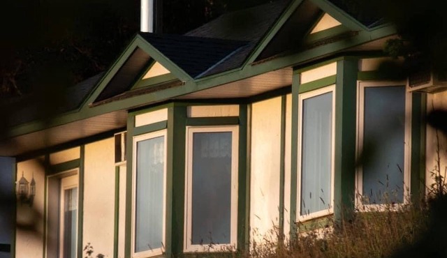 Renovated chalet for rent in front of the lake in Bouchette