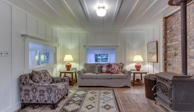 Restored log cabin with classic porch - near river trails hot springs & more in McKenzie Bridge