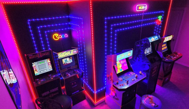 Retro Arcade Paradise! 4BR Luxury Home, Hot Tub, Sauna, Putting Green & Fire Pit in North Plains