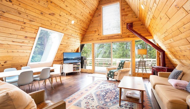 Ridge And Pine Retreat: Long-Stay Lodging, Private Hot Tub in Breckenridge