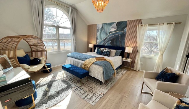 River View, walk to town, stylish, Spacious in St Charles