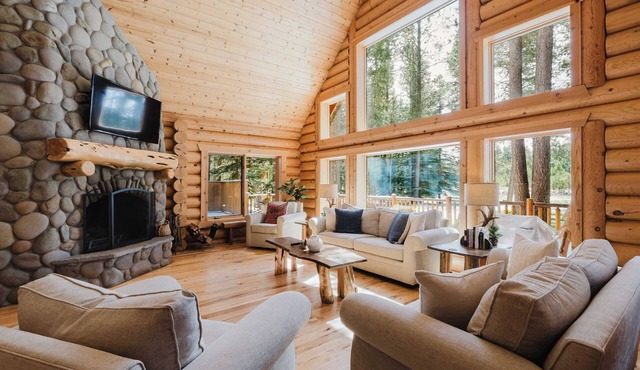 Riverfront log cabin style home with full kitchen, deck, washer & dryer and WIFI in Bend