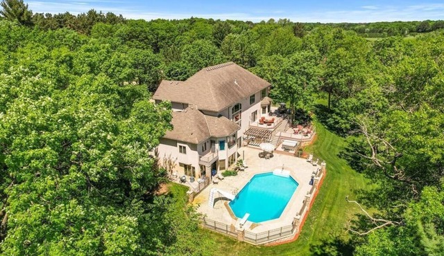 Riverfront vacation home with 2 full kitchens, a fitness center and sauna in Oak Grove