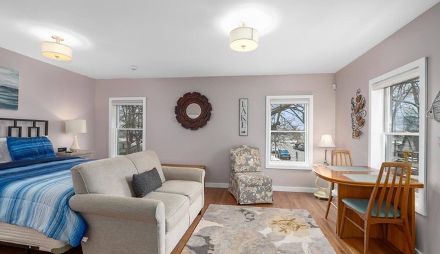 Riverview apt. in heart of downtown Saugatuck! in Saugatuck