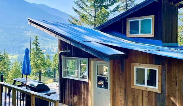 *ROBIN’S NEST* TINY CHALET HOME Spectacular mountain views surrounded by nature in Nelson
