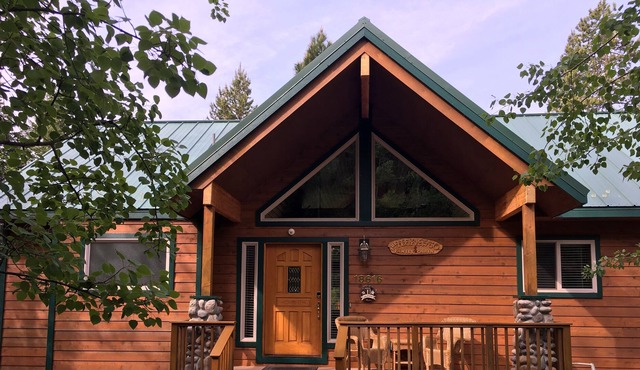 Romantic Mountain Home 5-10 miles from numerous lakes. Family reunion spot. in Crescent