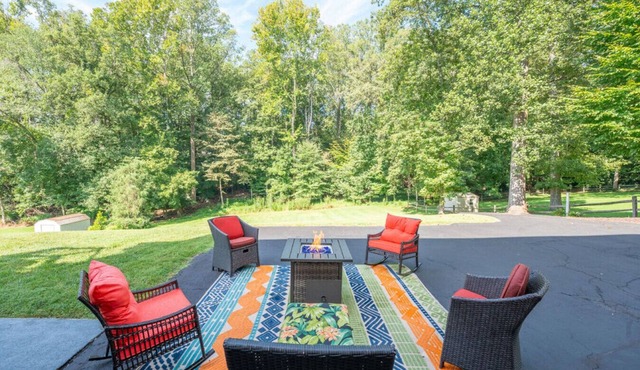 Roomy Retreat: Martinsville Speedway, Casino, Golf in Martinsville