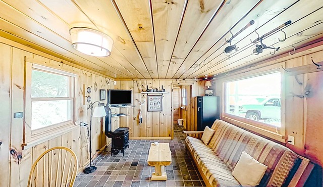 Rustic getaway on Crystal Lake w/firepit, guest house & private dock in Beulah