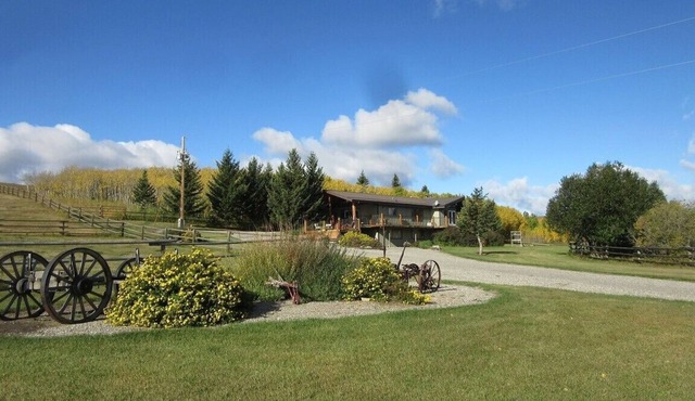 Rustic Ranch House—LIVINGSTONE LODGE in Maycroft
