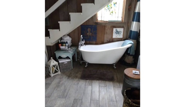Rustic Romantic Cottage on the river with hot tub in Cottage Grove