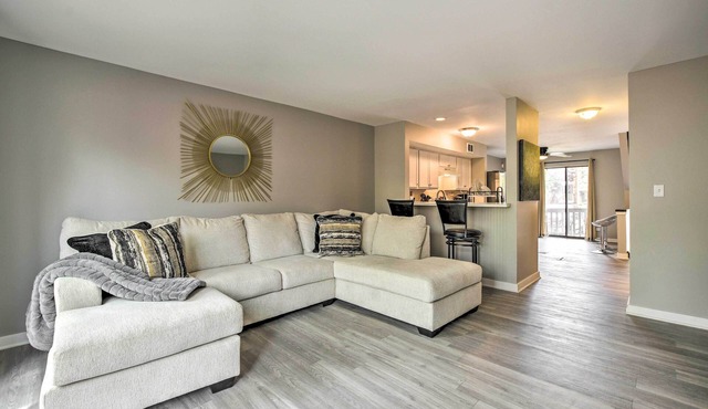 Schaumburg Townhome ~ 30 Miles to Chicago! in Schaumburg