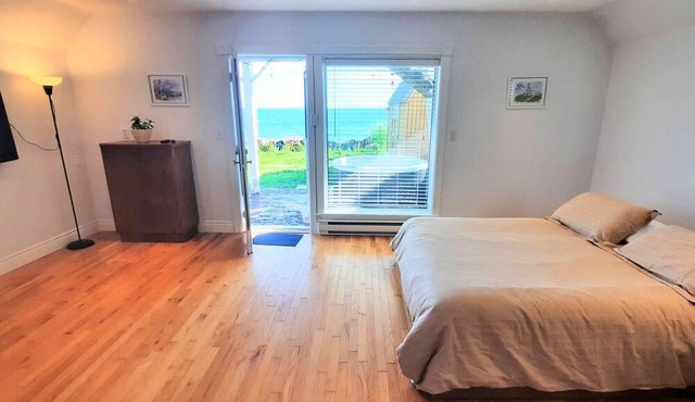 Seafront, year-round hot tub, 1-bedroom Studio in Eastern Passage
