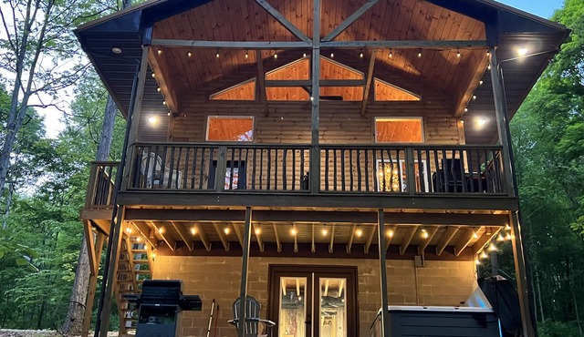 Secluded 3 bedroom Log Cabin,Kid Friendly,In Logan Ohio,in Hocking Hills,Hot Tub in Logan