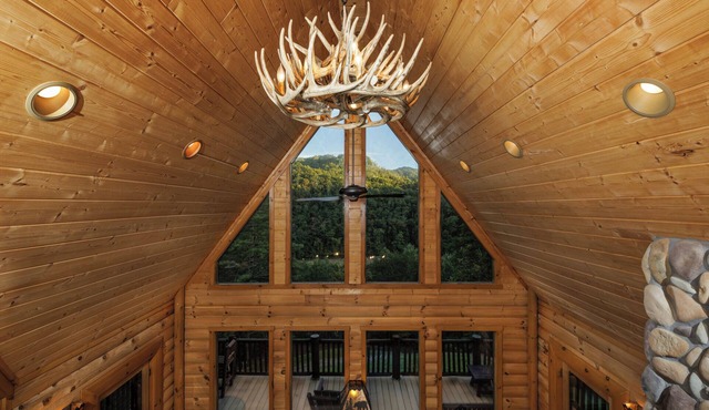 Secluded Mountain Lodge with private dock on a picturesque lake in Fontana Dam