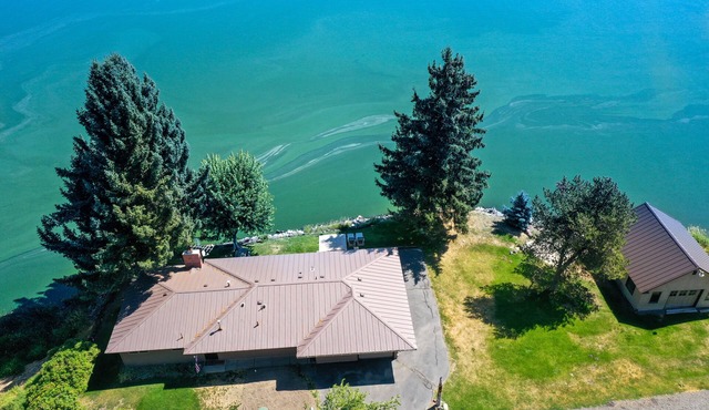 SERENE LAKEFRONT ESCAPE WITH PRIVATE BOAT RAMP AND LAKE & MOUNTAIN VIEWS in Klamath Falls