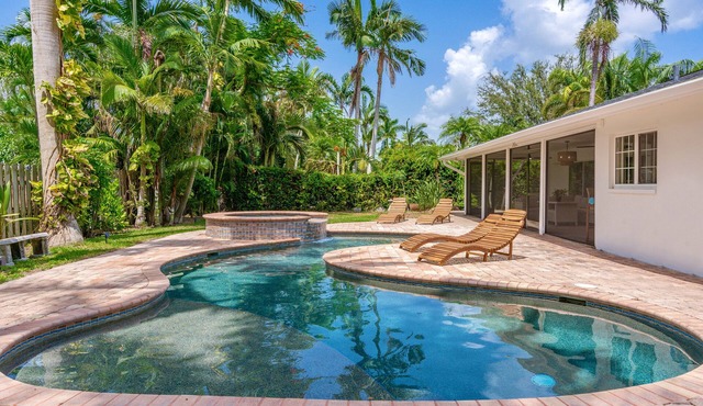 Serene Pool & Spa Home near Sanibel Island, Beaches and Downtown Fort Myers. in Fort Myers