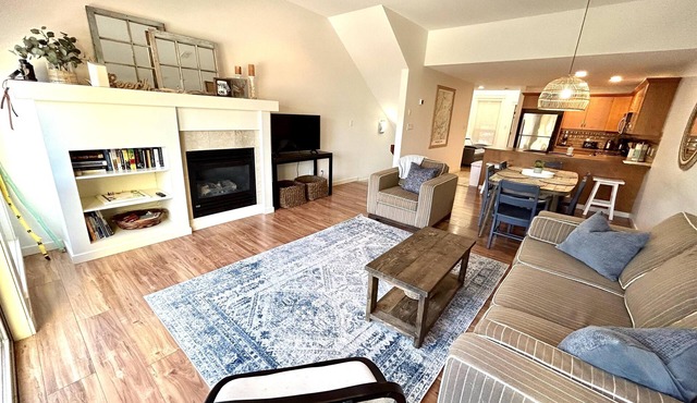 Serenity Lakeside - Waterfront - Shuswap Vacations and Sledding Accommodation in Scotch Creek