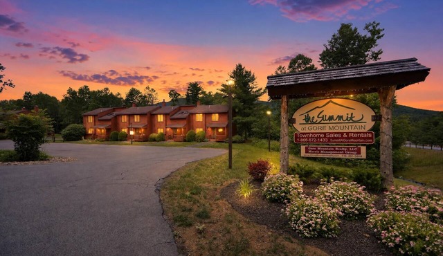 Ski Retreat + Indoor Heated Pool + Rec Center | Trails & Slopes | Twin Fawns in North Creek