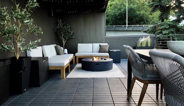 Skyline Rooftop Lounge, BBQ + Fire Pit, with AC! in Seattle
