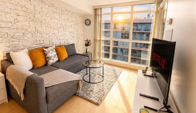 Spacious 1 + Den Condo near CN Tower | Parking in Toronto