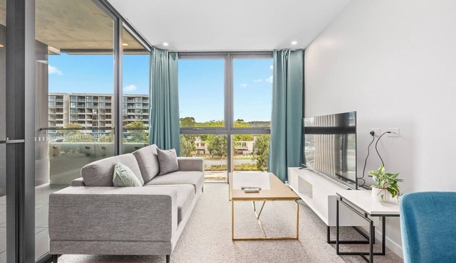 Spacious 1BR Apartment | Walk to Tram | Parking in Dickson