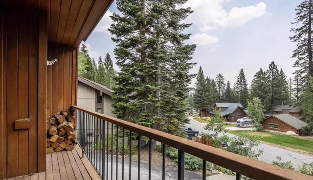Spacious 3BD & Loft Villa - Convenient to Slopes in Mammoth Lakes