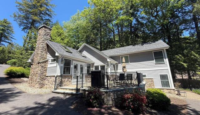 Spacious 4-bedroom house in charming Gilford on Lake Winnipesaukee. in Gilford