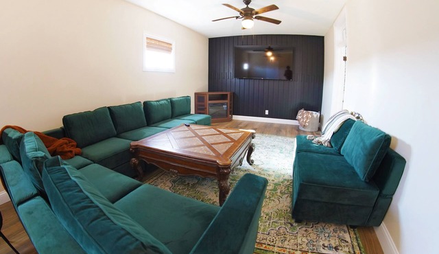 Spacious 5-bedroom Home Centrally Located-Sleeps 14! in Shelbyville