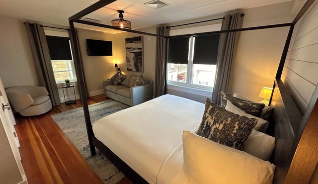 Spacious and modern 1 Bed/1 Bath/(Sleeps 4) Dog friendly with parking on Historic Pelham St. in Newport